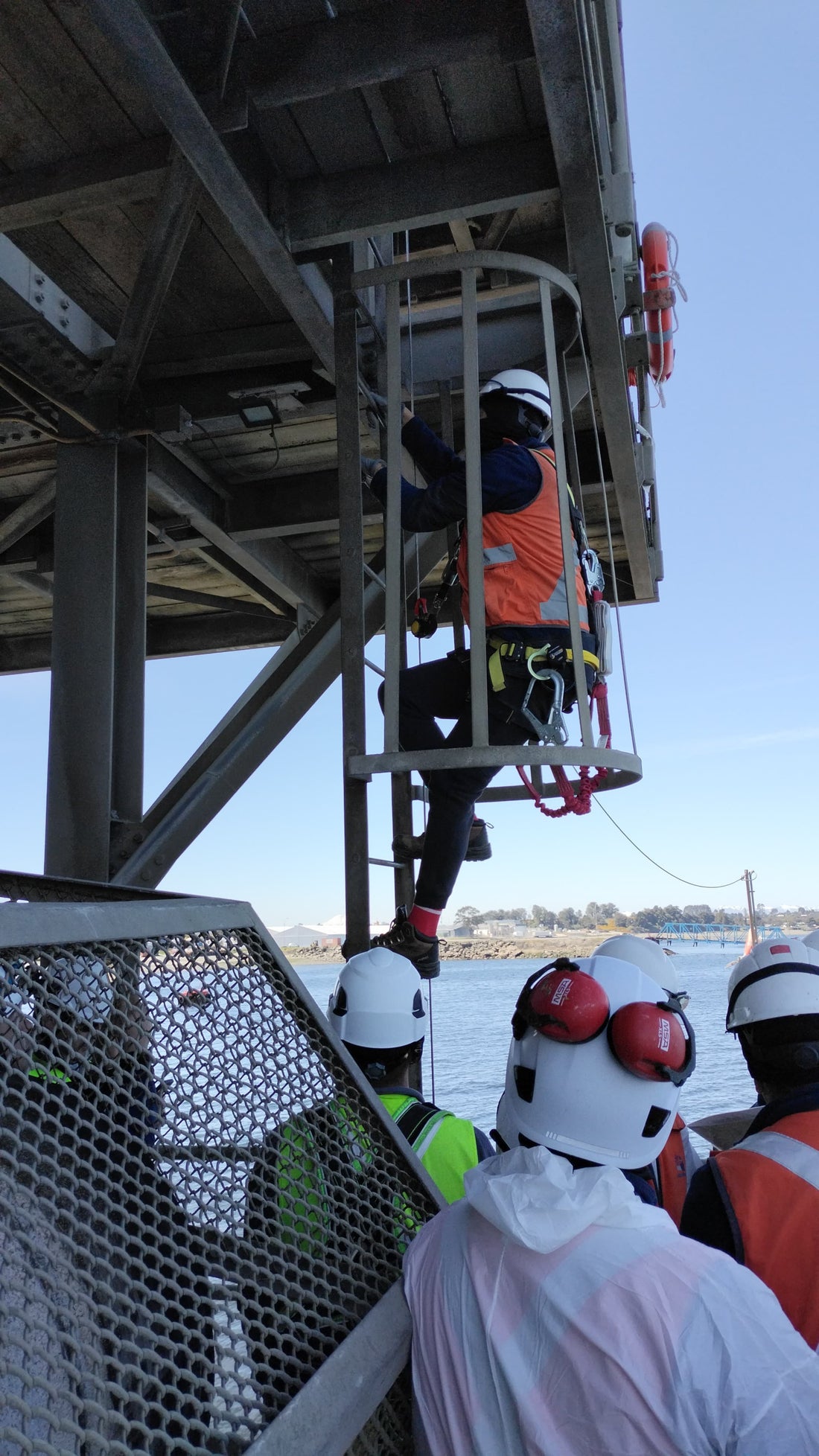 Capacitación e Instalación de Líneas Verticales MSA en Portuaria Cabo Froward